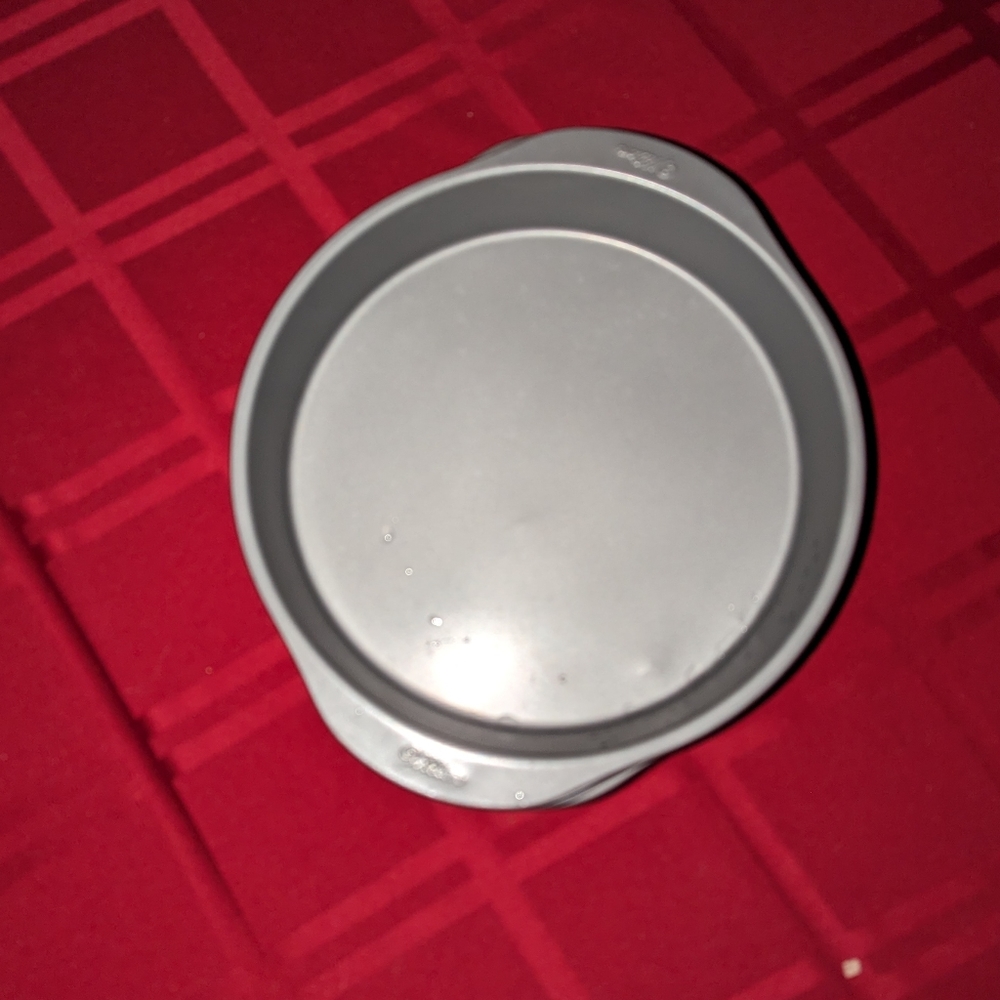 Round Wilton cake pan